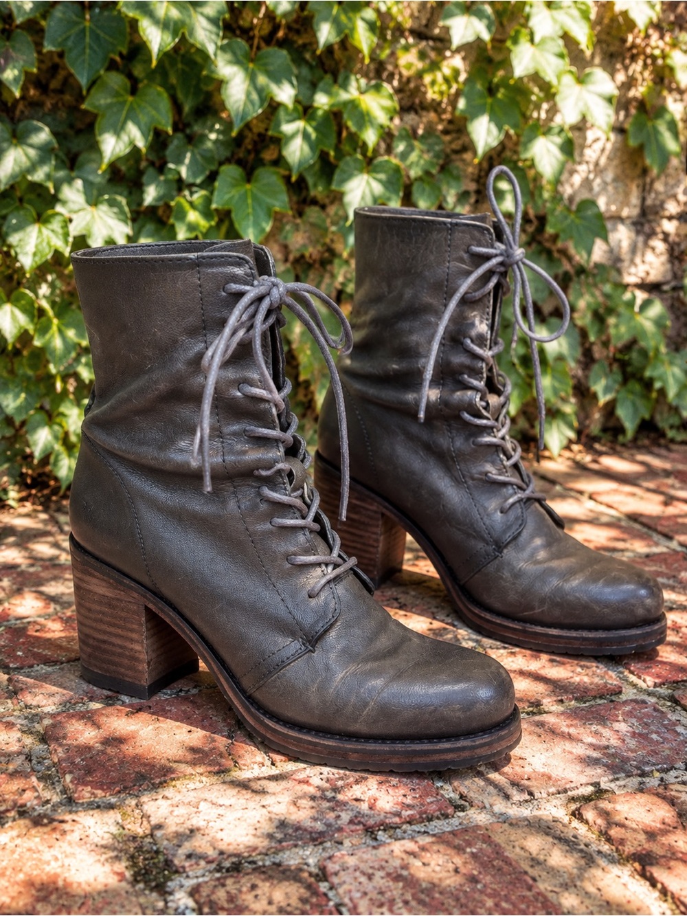 FRYE Karen Lace Up Gray Leather Combat Boots with Lug Soles, 7.5B